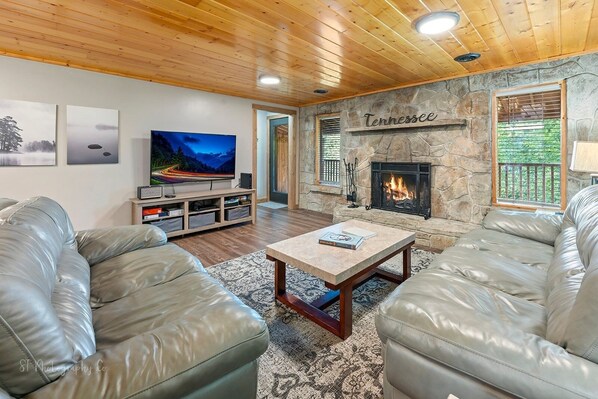 Condo, 2 Bedrooms | Living area