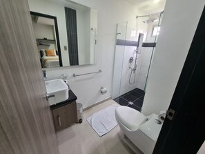 Suite | Bad | Regndusjhode, hårføner, håndklær og såpe