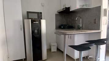 Suite | Eigene Küche | Kühlschrank, Mikrowelle, Wasserkocher mit Kaffee-/Teezubehör, Toaster
