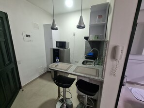 Svit | Eget pentry | Kylskåp, mikrovågsugn, kaffe- och tebryggare och brödrost