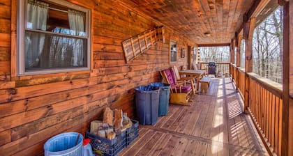 Log Cabin POCONO, PRIVATE, FREE WIFI HOT TUB POOL TABLE , FREE TESLA EV CHARGER