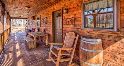 Log Cabin POCONO, PRIVATE, FREE WIFI HOT TUB POOL TABLE , FREE TESLA EV CHARGER