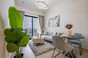 Smart TV - Beautiful 1BR apartment at Binghatti Heights, JVC by Deluxe Holiday Homes (Dubai)