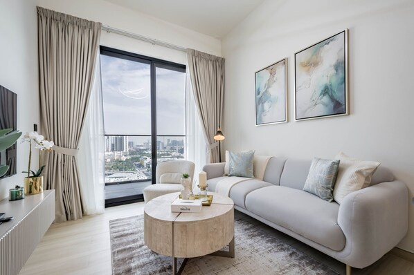 Smart TV - Beautiful 1BR apartment at Binghatti Heights, JVC by Deluxe Holiday Homes (Dubai)