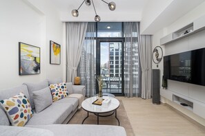 TV - Comfy 1BR Apartment in Azizi Riviera 8, Al Merkadh by Deluxe Holiday Homes (Dubai)