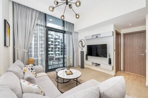 TV - Comfy 1BR Apartment in Azizi Riviera 8, Al Merkadh by Deluxe Holiday Homes (Dubai)