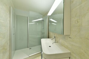 Douche, sĂšche-cheveux, serviettes fournies