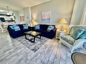 TV, DVD player, offices - Beachfront / 3BR / Dolphin views/FREE Beach Chairs/Pier Park/Easy Parking (Panama City Beach)