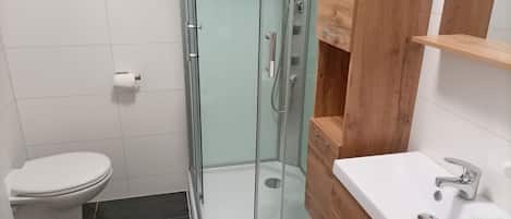 Dusche, Haartrockner, Handtücher, Seife