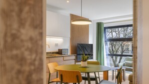 A modern dining area with a round table, chairs, and a potted plant. - Soubise, 1BR/1BA, 4 people (París)