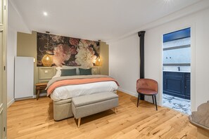 2 bedrooms, in-room safe, iron/ironing board, free WiFi