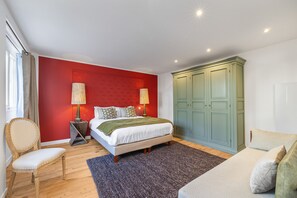 2 bedrooms, in-room safe, iron/ironing board, free WiFi