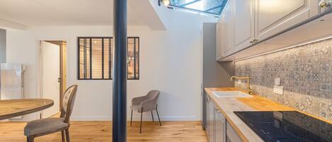 Réfrigérateur, micro-ondes, four, lave-vaisselle