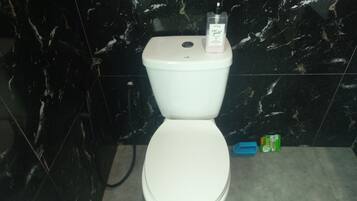 غرفة ديلوكس مزدوجة | حمام | تجهيزات دش، مناشف، صابون