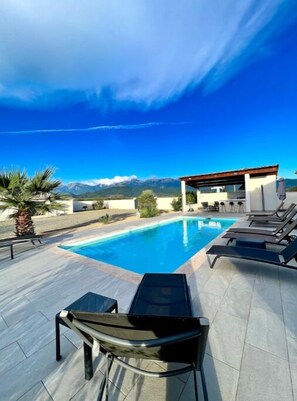 Utendørsbasseng og et oppvarmet basseng