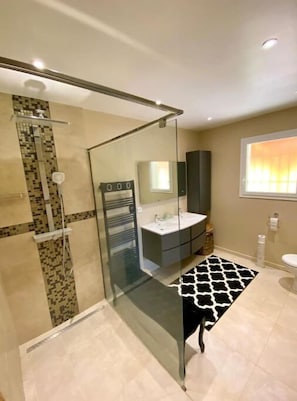 Hårføner, håndklær, såpe og toalettpapir