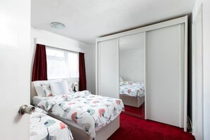 4 habitaciones, tabla de planchar con plancha, wifi y ropa de cama 