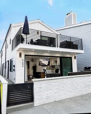 Exterior - 122 36th St B | Gorgeous + Modern Oasis. Steps to the Beach (Newport Beach)