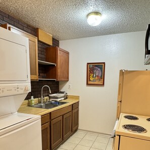 Kjøleskap, ovn, kokeplater og kjøkkenutstyr