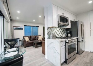 Frigorífico, microondas, horno y placa de cocina