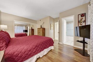 2 bedrooms, iron/ironing board, free WiFi, bed sheets - Oceanfront w/ Large Patio On The Sand (Newport Beach)