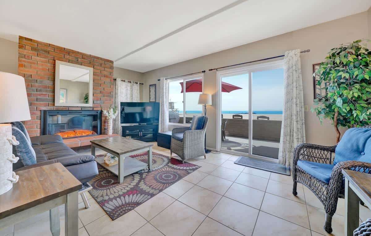 Una Smart TV, una chimenea, una oficina