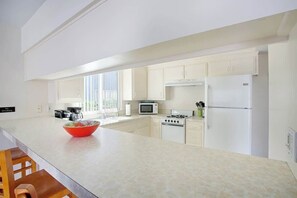 Frigorífico, microondas, horno y placa de cocina