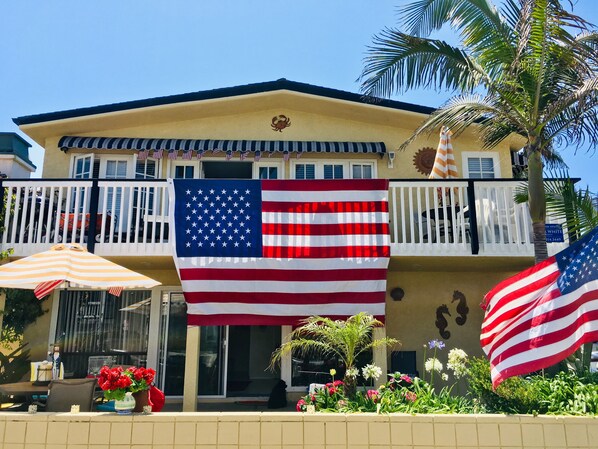 Exterior - Ocean Breeze Steps from the Beach (Newport Beach)