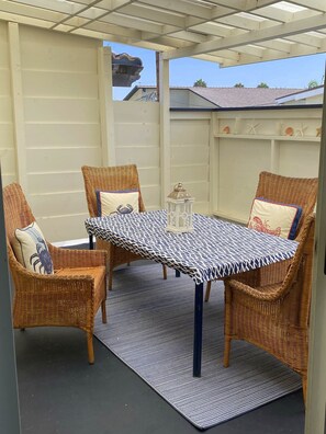 Outdoor dining - Ocean Breeze Steps from the Beach (Newport Beach)