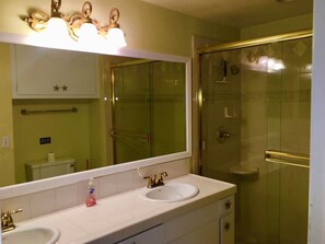 Hårføner og håndklær