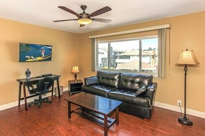 تلفزيون ذكي، مدفأة، مكتب