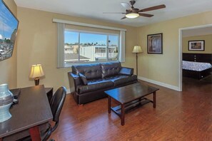 تلفزيون ذكي، مدفأة، مكتب