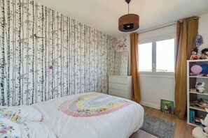 2 bedrooms, desk, Internet, bed sheets