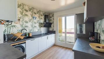 Fridge, oven, dishwasher, coffee/tea maker