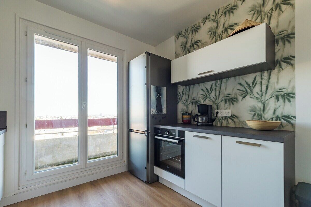 Réfrigérateur, four, lave-vaisselle, cafetière/bouilloire