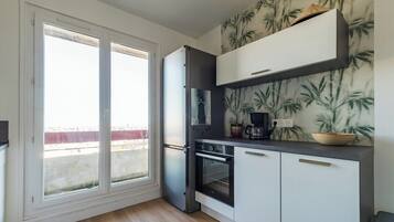 Fridge, oven, dishwasher, coffee/tea maker