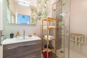 Een douche, handdoeken