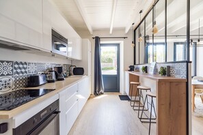 Fridge, microwave, oven, stovetop - Coastal paradise – House with sea view in Loguivy (Ploubazlanec)