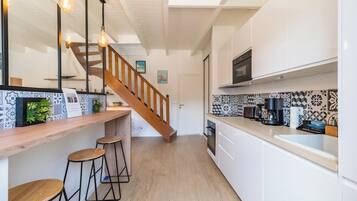 Réfrigérateur, micro-ondes, four, plaque de cuisson