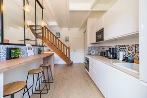 Fridge, microwave, oven, stovetop - Coastal paradise – House with sea view in Loguivy (Ploubazlanec)