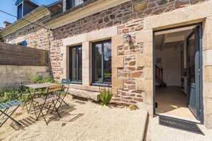 Outdoor dining - Coastal paradise – House with sea view in Loguivy (Ploubazlanec)