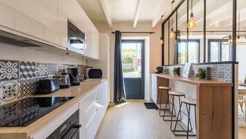 Réfrigérateur, micro-ondes, four, plaque de cuisson