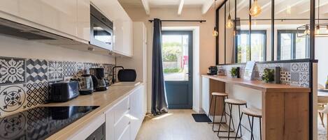 Frigorífico, microondas, horno y placa de cocina