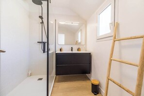 Douche, serviettes fournies