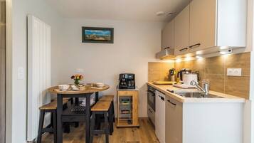 Een koelkast, een microgolfoven, een oven, een vaatwasser