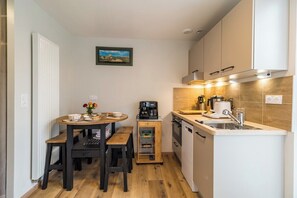 Jääkaappi, mikroaaltouuni, uuni, astianpesukone