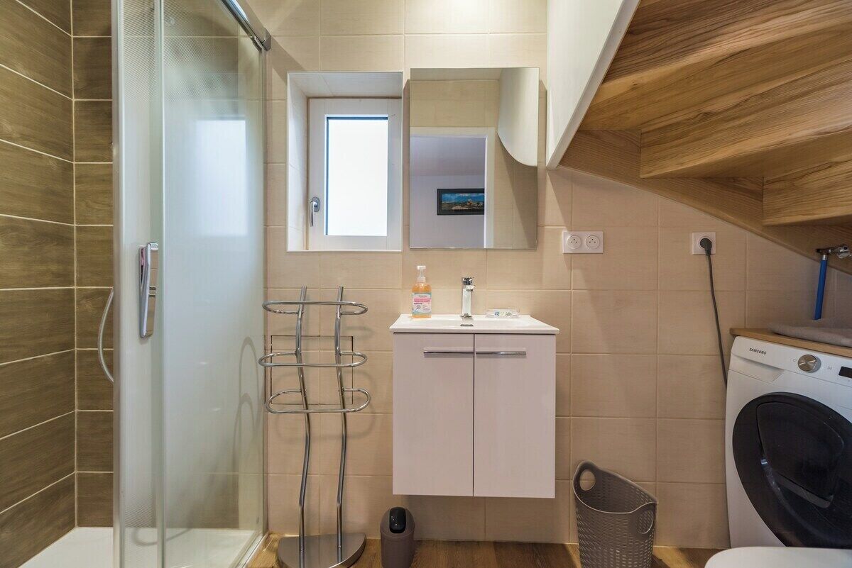 Een douche, een haardroger, handdoeken