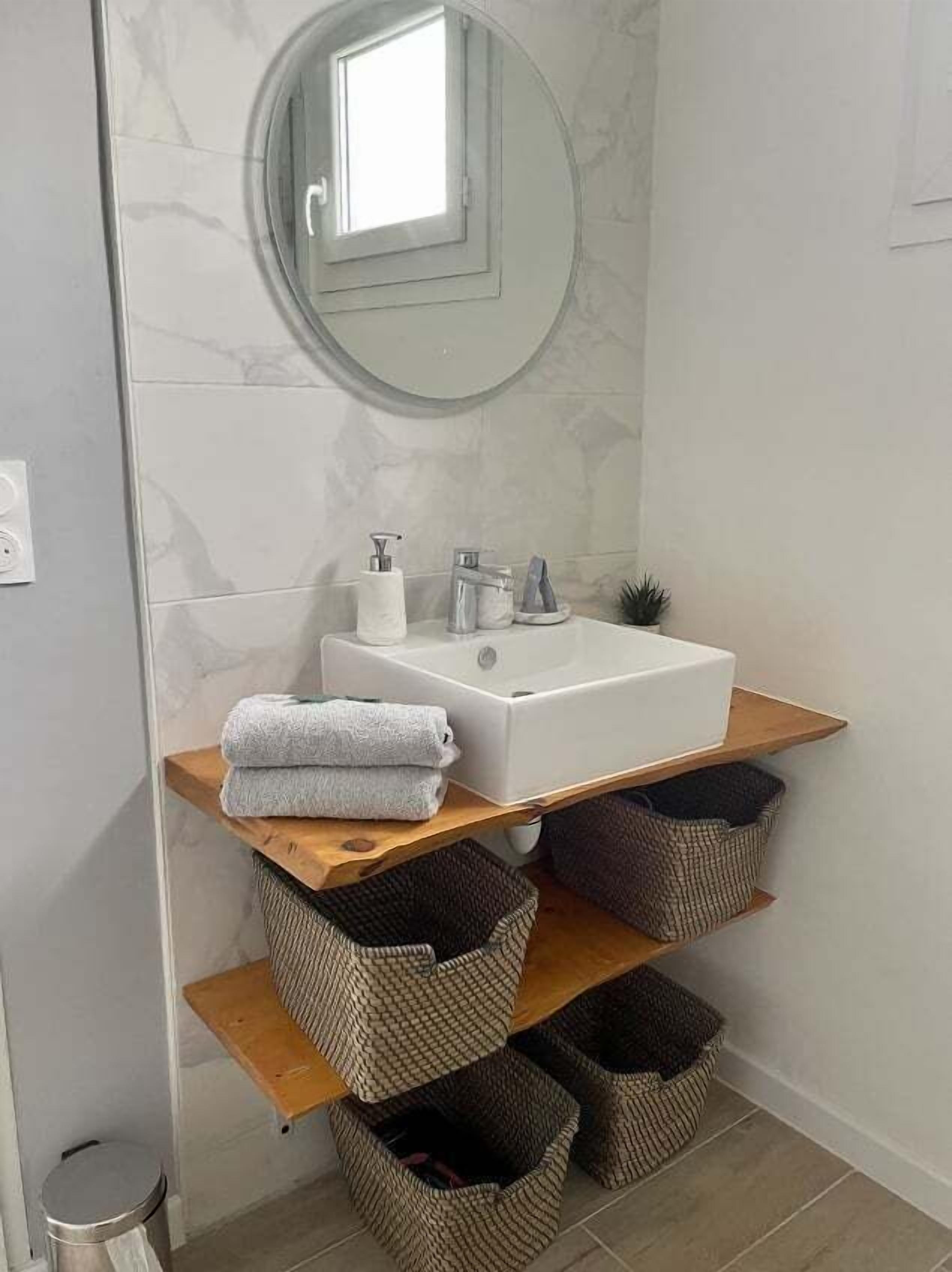 Dusj, hårføner og håndklær