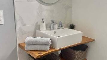 Dusj, hårføner og håndklær