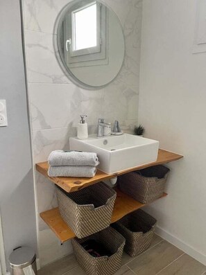 Shower, hair dryer, towels